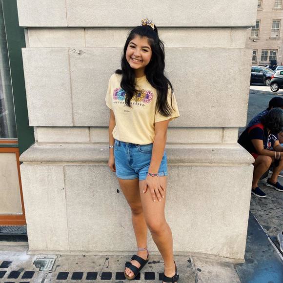 Profile Picture of Breana Viesca (@breanaviesca) on Poshmark