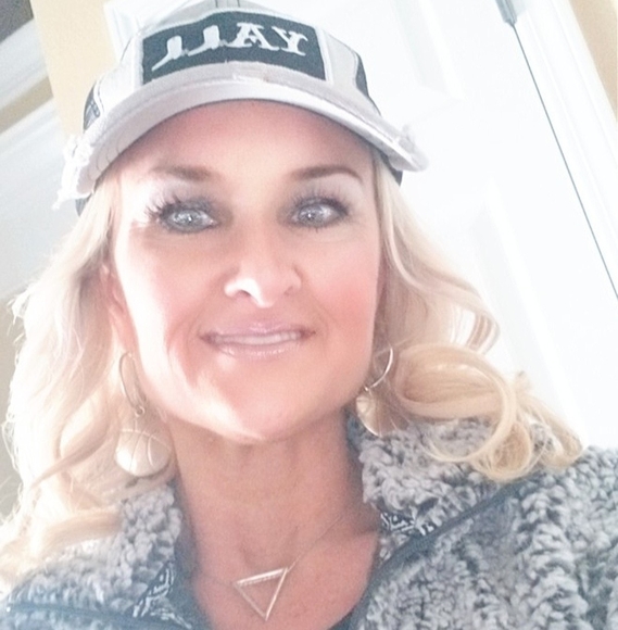 Profile Picture of Robyn Hatcher (@robynedmondsrdh) on Poshmark