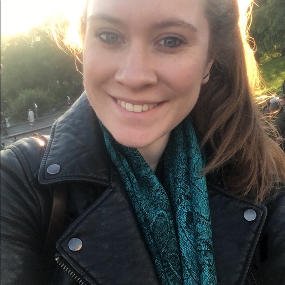 Profile Picture of Laura Schumacher (@schumalj) on Poshmark
