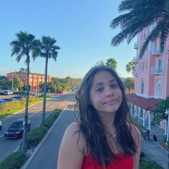 Profile Picture of Leah Torok (@leahtorokk) on Poshmark