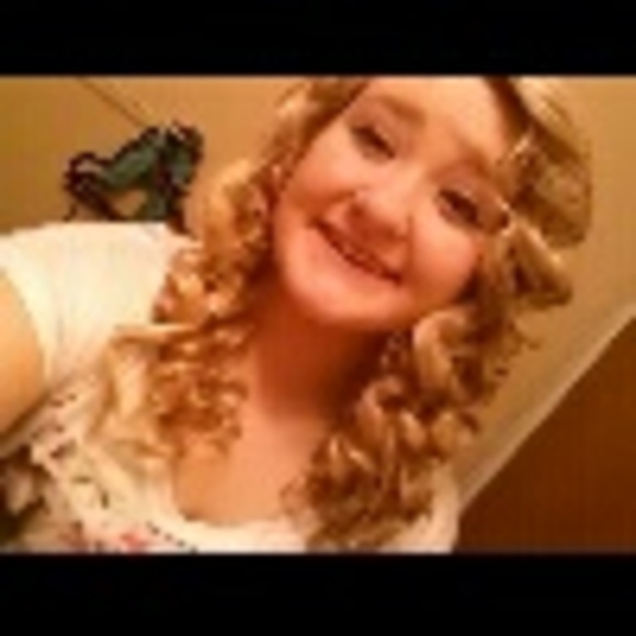 Profile Picture of Kendall Stout (@keenddall) on Poshmark