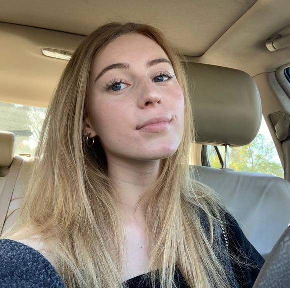 Profile Picture of Claire Baeriswyl (@clairebaeriswyl) on Poshmark