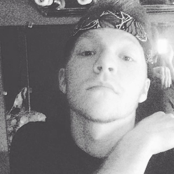 Profile Picture of Aaron Santos (@aaron06355) on Poshmark