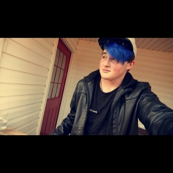 Profile Picture of Christopher Ethan (@sellersethan62) on Poshmark