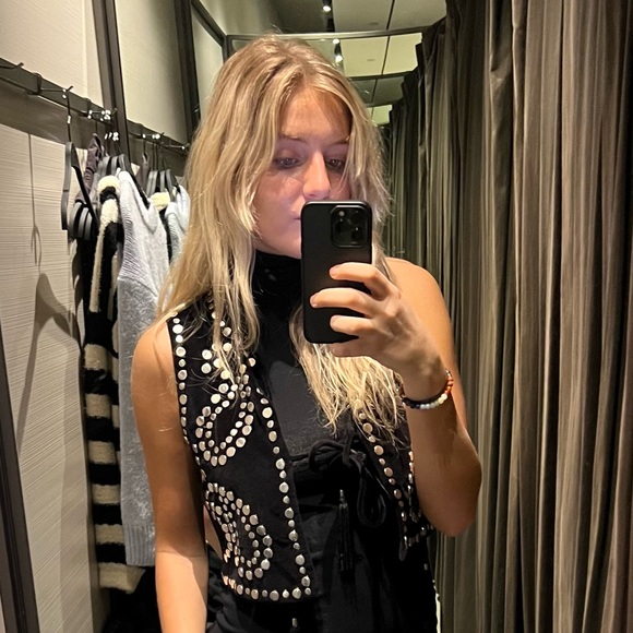 Profile Picture of Olivia Keith (@oliviakeith01) on Poshmark