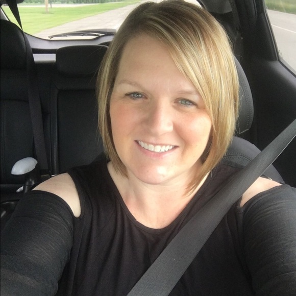 Profile Picture of April Thomas peercy (@athomas2484) on Poshmark