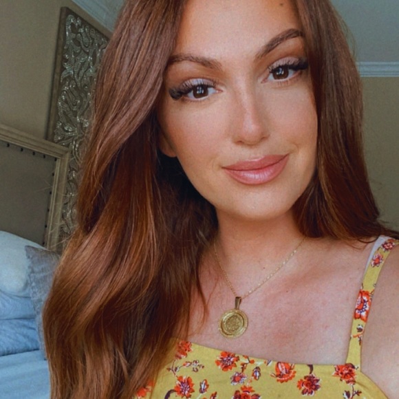 Profile Picture of Leontina Roginski (@leontina89) on Poshmark