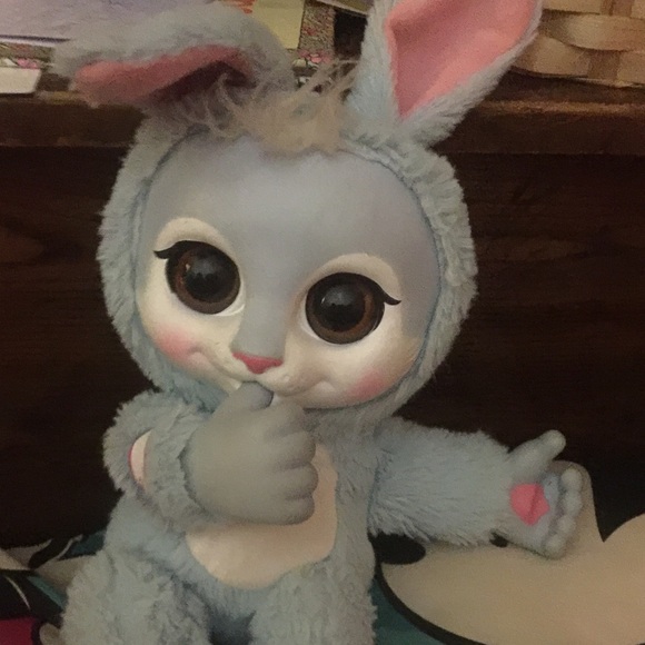 Profile Picture of Pang Xiong (@rosegnoix) on Poshmark