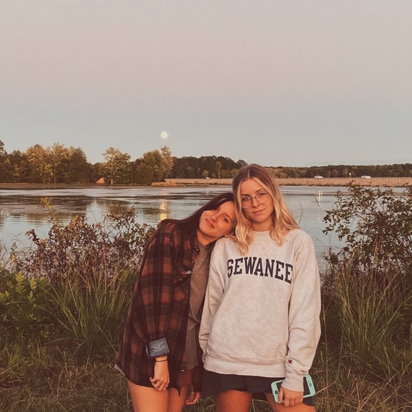 Profile Picture of Bailey Poole (@belispoole) on Poshmark