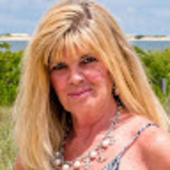 Profile Picture of Kim Ridge (@kimridgerealtor) on Poshmark