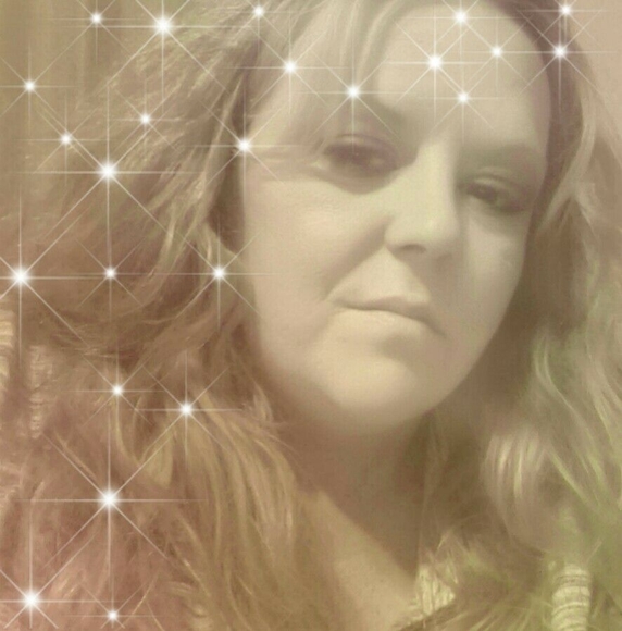 Profile Picture of Amanda Curtis (@amandacurtis390) on Poshmark