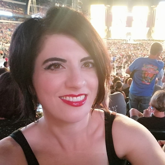 Alexis Amoroso - Poshmark Profile Picture of Alexis Amoroso (@amorosoalexis) on Poshmark