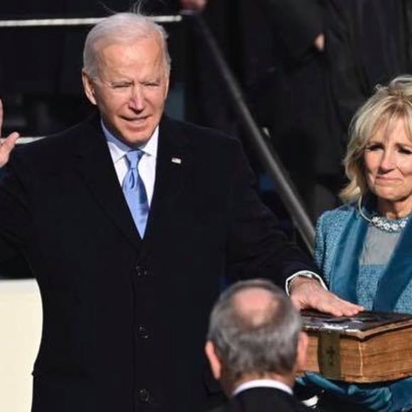 Profile Picture of Laura del Robertson dougherty (@uknowwholaura) on Poshmark