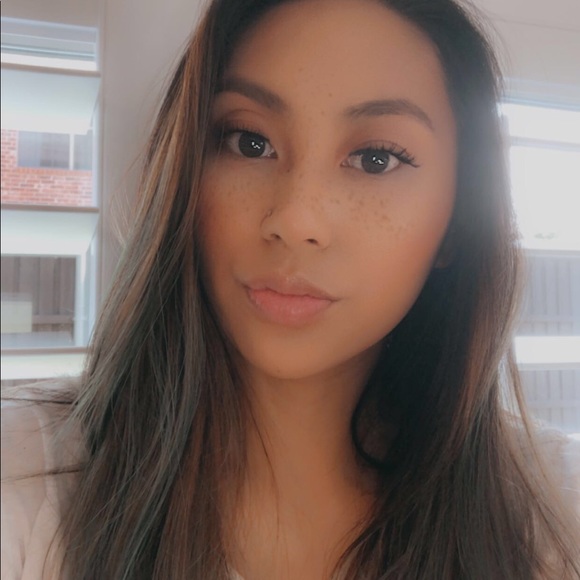 Profile Picture of Victoria Cheng (@cvictoria09) on Poshmark