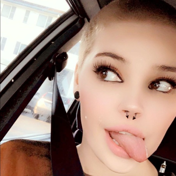 Profile Picture of Chloe Rindal (@chloerindal) on Poshmark