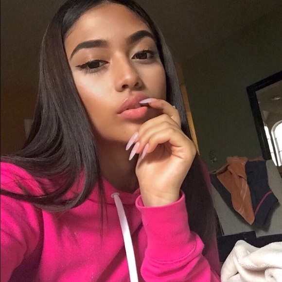 Profile Picture of Crystal Perez (@crystalnn16) on Poshmark