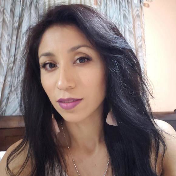 Profile Picture of Lorena Damian (@ldamian) on Poshmark