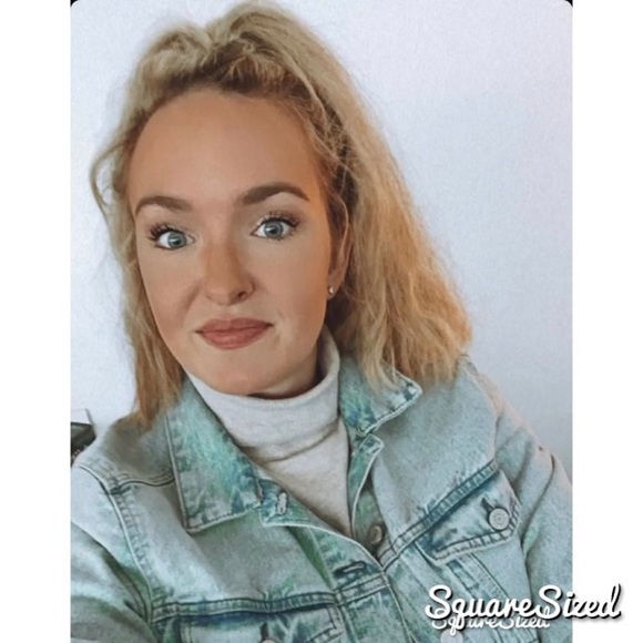 Profile Picture of Carly Anderson (@carlyca) on Poshmark
