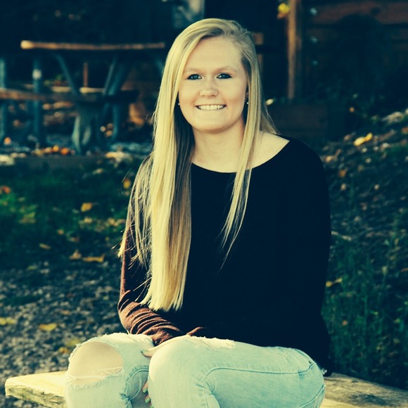 Molly Barcikowski - Poshmark Profile Picture of Molly Barcikowski (@mbarci22) on Poshmark