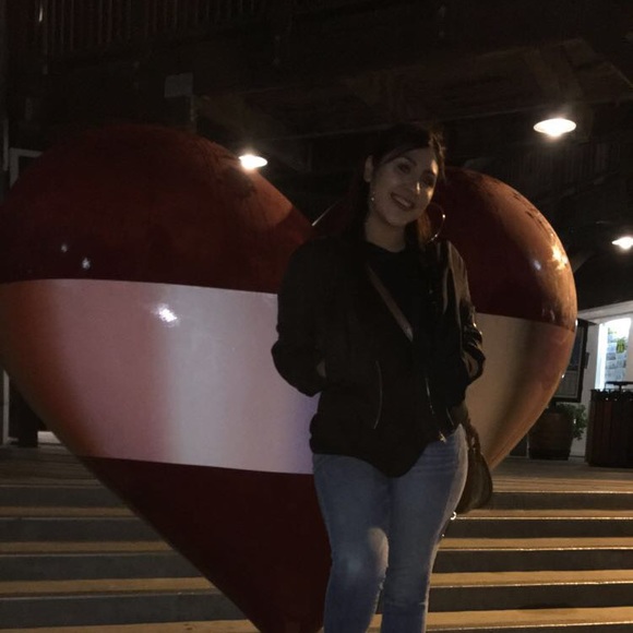 Profile Picture of Itzel Garcia (@itzeeel01) on Poshmark