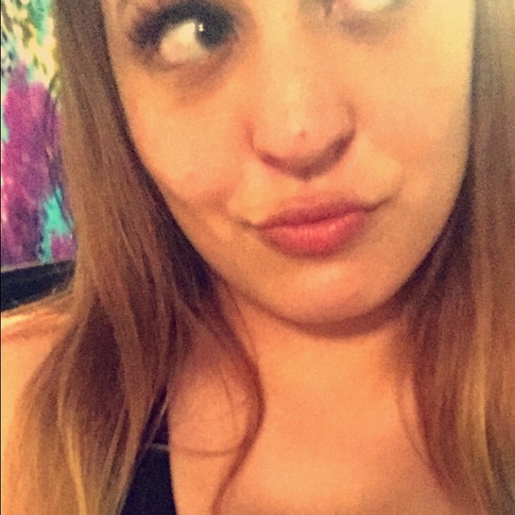 Profile Picture of Kristen Mendolera (@kmendo13) on Poshmark