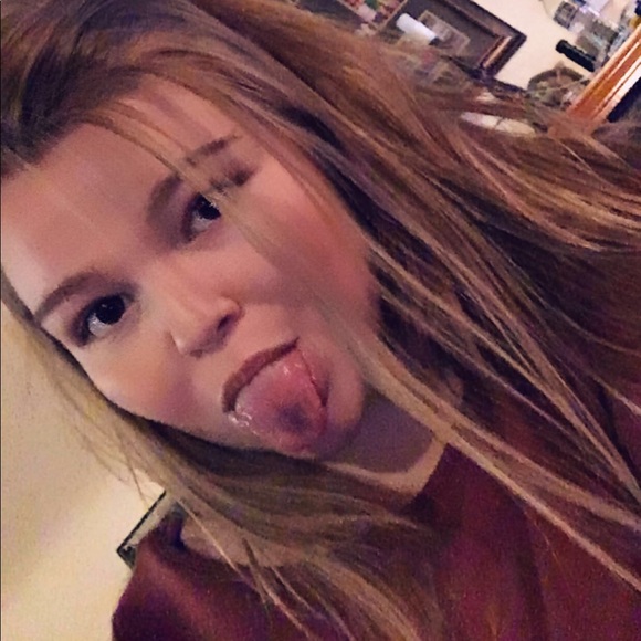 Profile Picture of Kaelyn Swogger (@k_swogger) on Poshmark