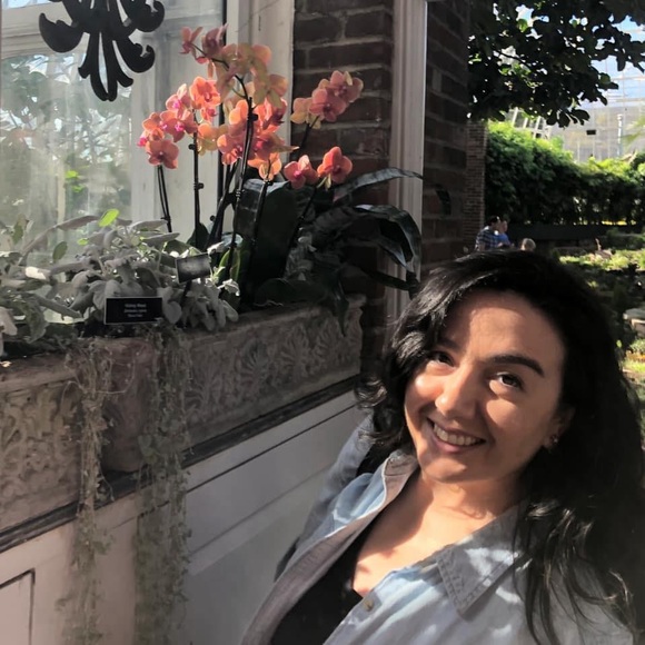 Profile Picture of Chrisney Fronzaglio (@chrisneyf) on Poshmark