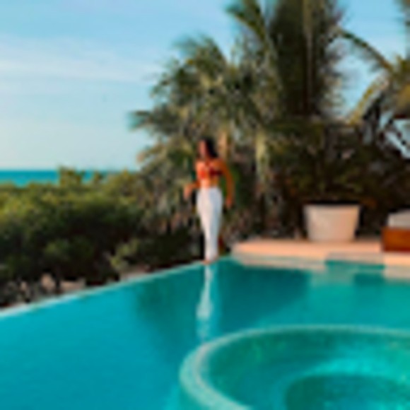 Profile Picture of Azalea Quiñones rodríguez (@azaleaquinones) on Poshmark