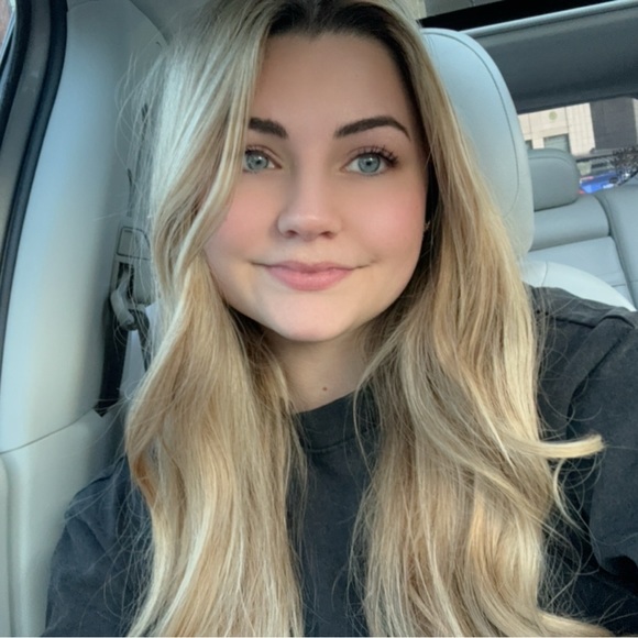 Profile Picture of Danielle Foster (@daniellefoster_) on Poshmark