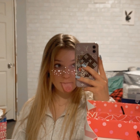 Profile Picture of Emma Heltman (@eheltman3) on Poshmark