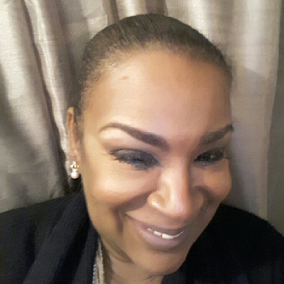 Profile Picture of Veronica Swails conerly (@tonyasbrush) on Poshmark