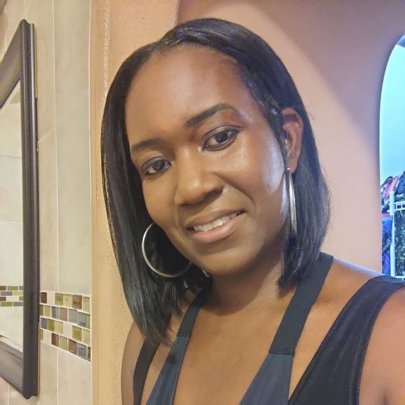 Profile Picture of Taneesha Crooks (@taneeshac) on Poshmark