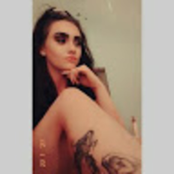 Profile Picture of Hannah Marks (@hannahmarks55) on Poshmark