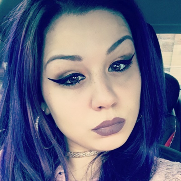 Profile Picture of Seaneva Gowlis (@gowlis28) on Poshmark