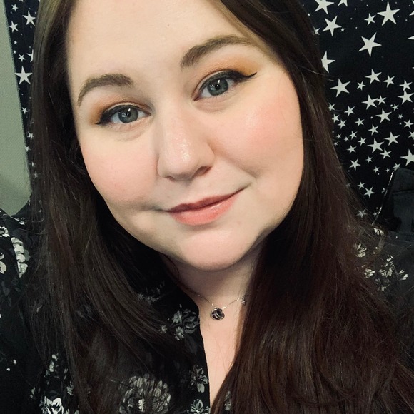 Dani Taylor - Poshmark Profile Picture of Dani Taylor (@firefly_86754) on Poshmark