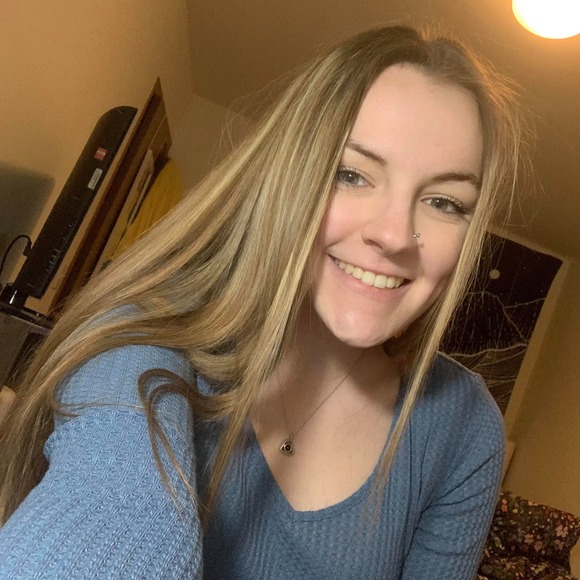 Profile Picture of Ashleigh Winterstein (@a_winterstein) on Poshmark