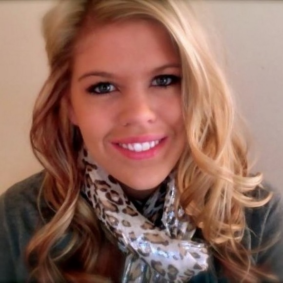Profile Picture of Anne Rathman (@rathmana) on Poshmark