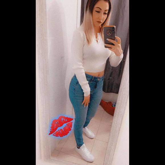 Profile Picture of Helen Foret (@helen_foret28) on Poshmark