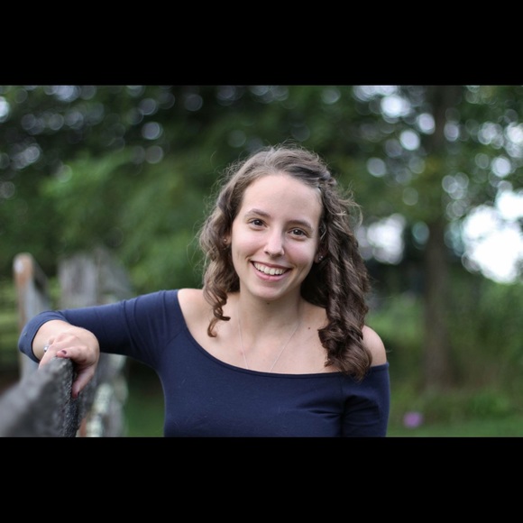 Profile Picture of Sarah Tensen (@saribelle0424) on Poshmark