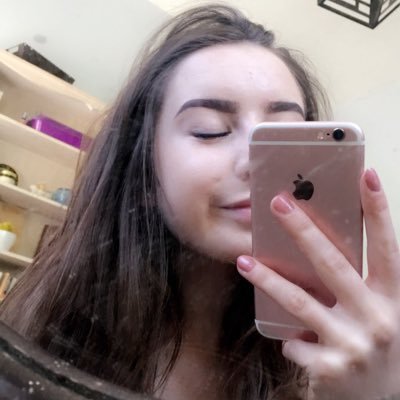 Profile Picture of Julia Poole (@juliapoole99) on Twitter
