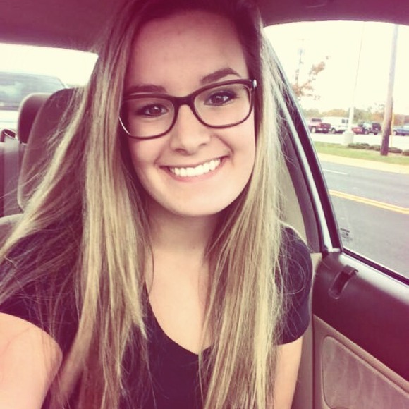 Profile Picture of Danielle Utz (@dbrookie98) on Poshmark