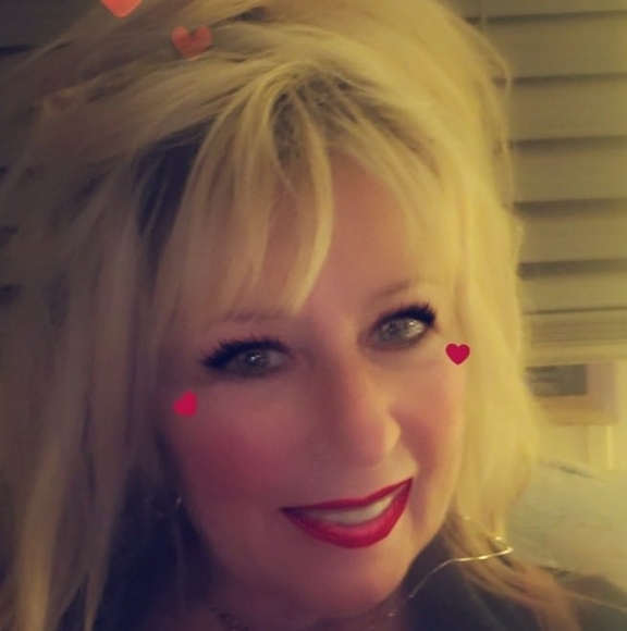 Profile Picture of Julie Papaleo (@orchardview5) on Poshmark