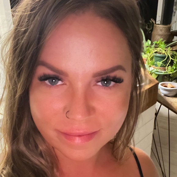 Profile Picture of Lindsay Boffa (@livelylinz) on Poshmark