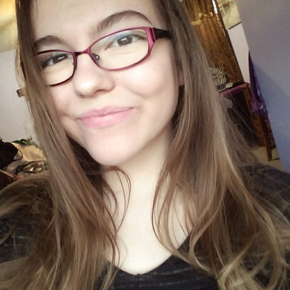 Profile Picture of Sammi Econie (@sammi_econie) on Poshmark