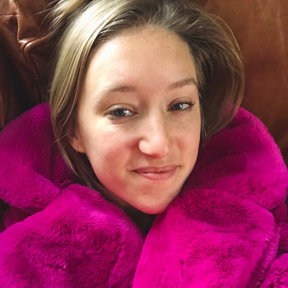 Profile Picture of Fiona Mahurin (@fionaivy) on Poshmark