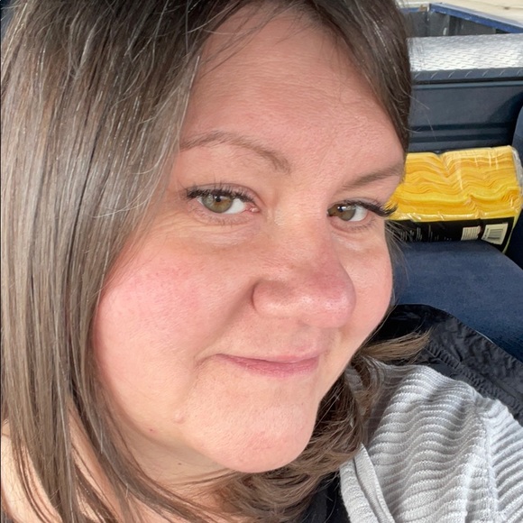 Profile Picture of Amanda Laurie (@chevy4434) on Poshmark