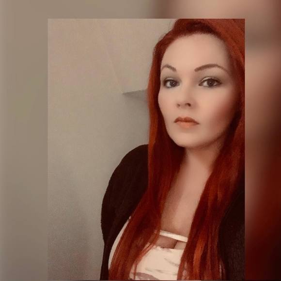 Profile Picture of Sara Fairbairn (@bnebishop) on Poshmark