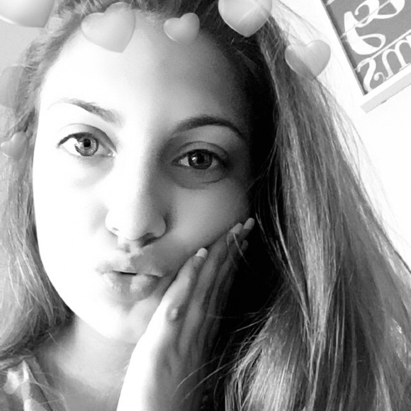 Profile Picture of Eden Morter (@eden_giselle) on Poshmark