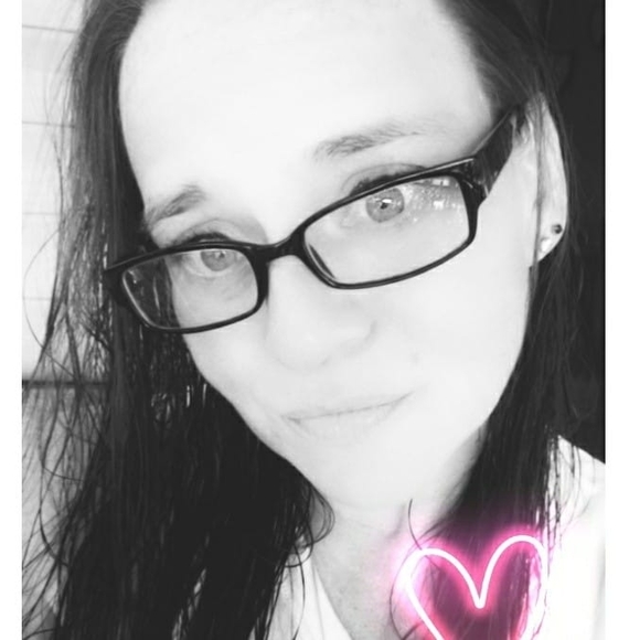 Profile Picture of April Morse (@amorse78) on Poshmark