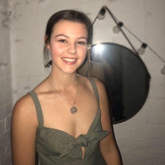 Profile Picture of Anais Jubb (@anaisjubb) on Poshmark